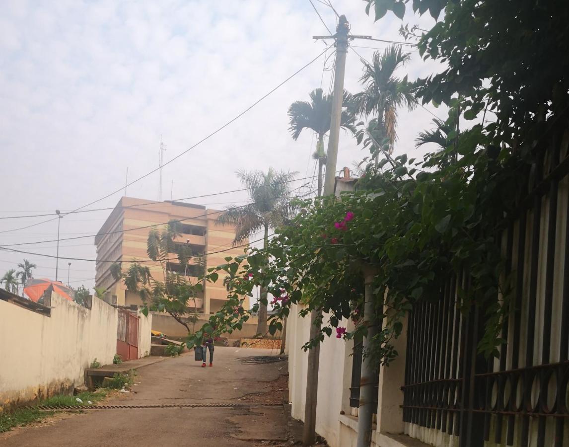 Tout Confort Avec Jardin Entree Bastos Yaoundé Exterior foto